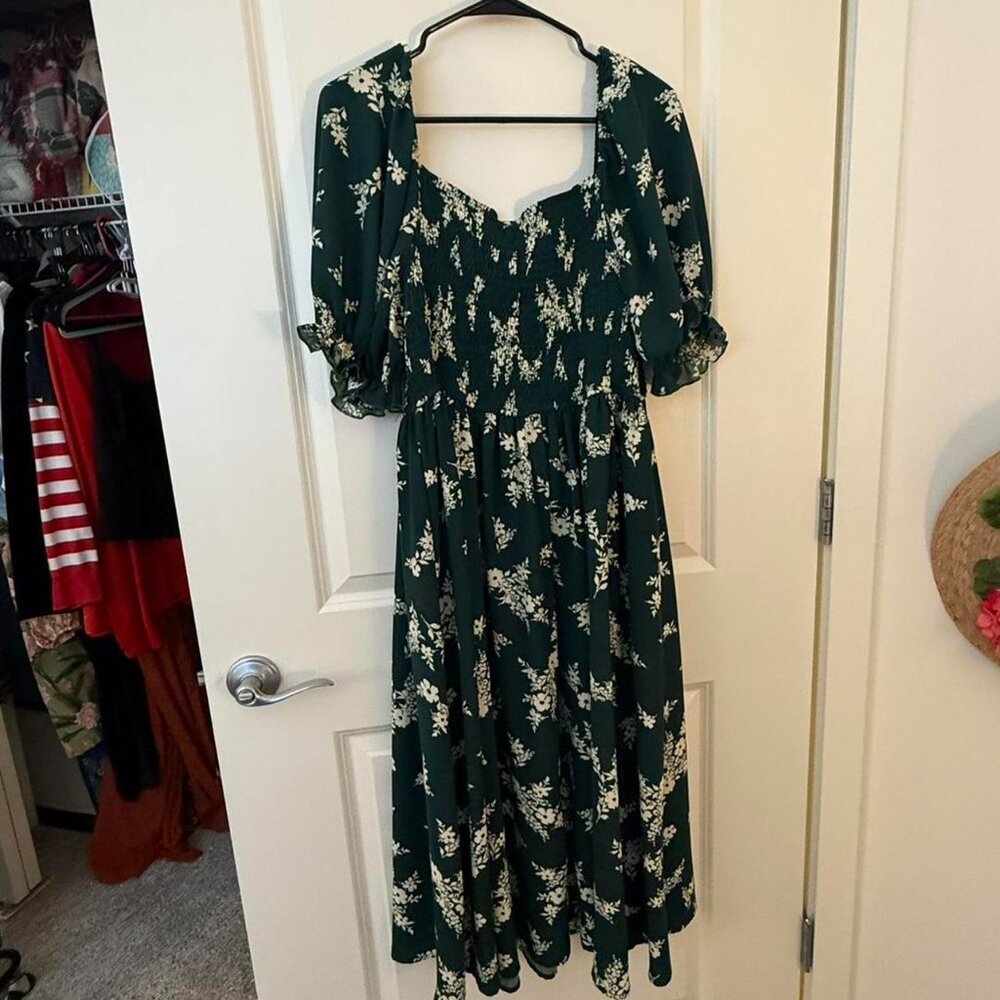 ❌sold ❌ Super cute smocked floral dress with puff sleeves